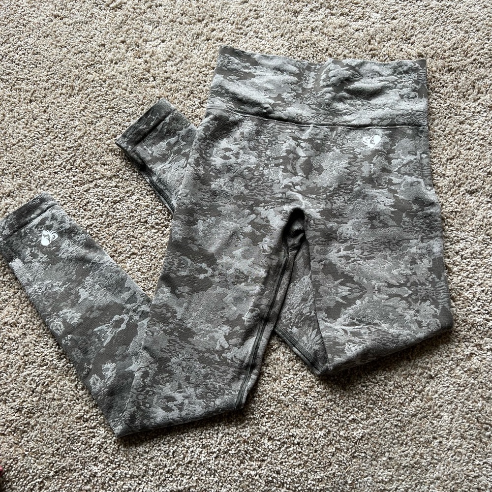 Olive drab camo seamless leggings